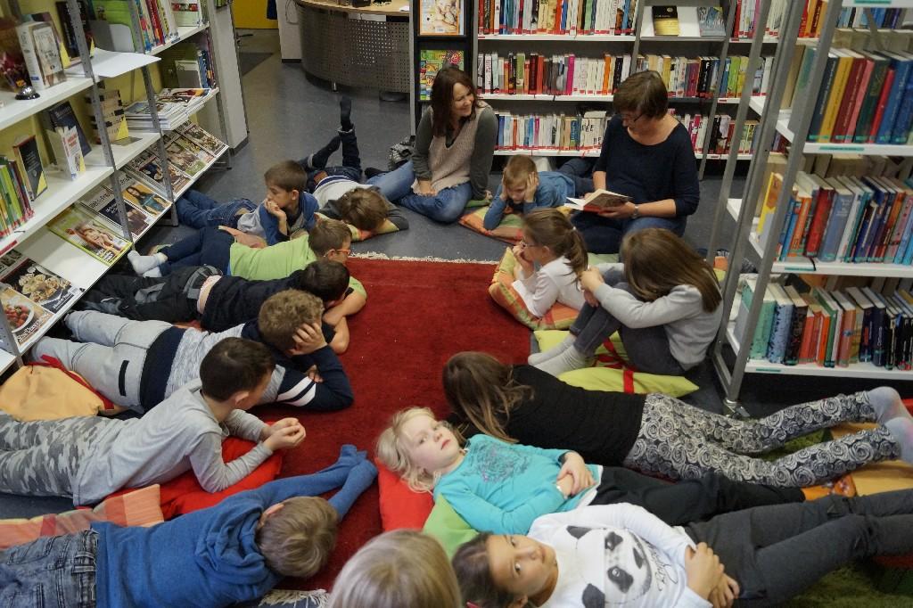 Volksschule zu Besuch in der Bücherei
