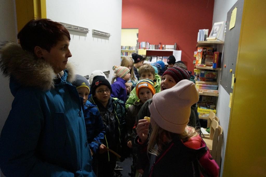 Volksschule zu Besuch in der Bücherei